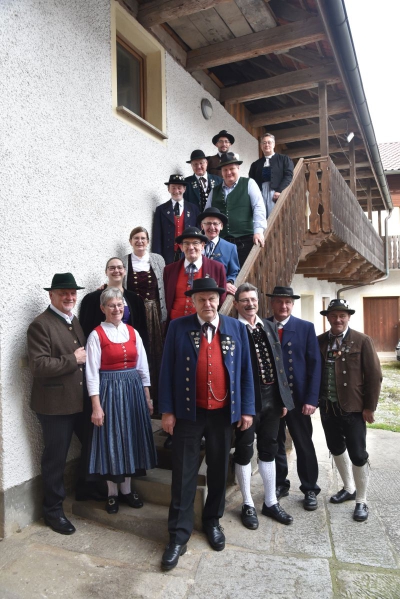Die Vorstandschaften der drei niederbayerischen Trachtengaue haben sich in Thyrnau zu ihrer jährlichen gemeinsamen Sitzung zusammengekommen. (Foto: Hauzeneder)