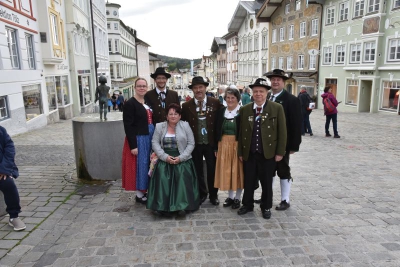 Die Delegation des Dreiflüsse-Trachtengaues Passau bestand aus Melina Frank (l.), Jugendleiter Robert Frank, Trachtenwartin Christina Söldner, 1. Gauvorstand Walter Söldner, Helga Schmid, Revisor Otmar Schmid und Pressewart Christoph Hauzeneder. (Foto: Hauzeneder)