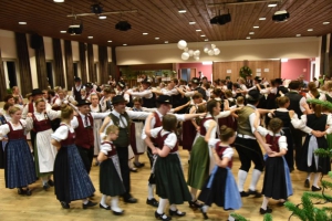 Bei der Sternpolka reichte ein Kreis nicht mehr aus! Mit zwei Kreisen wurde jeder Platz auf dem Tanzboden durch die Burschen und Dirndl ausgenutzt. (Fotos: Hauzeneder)